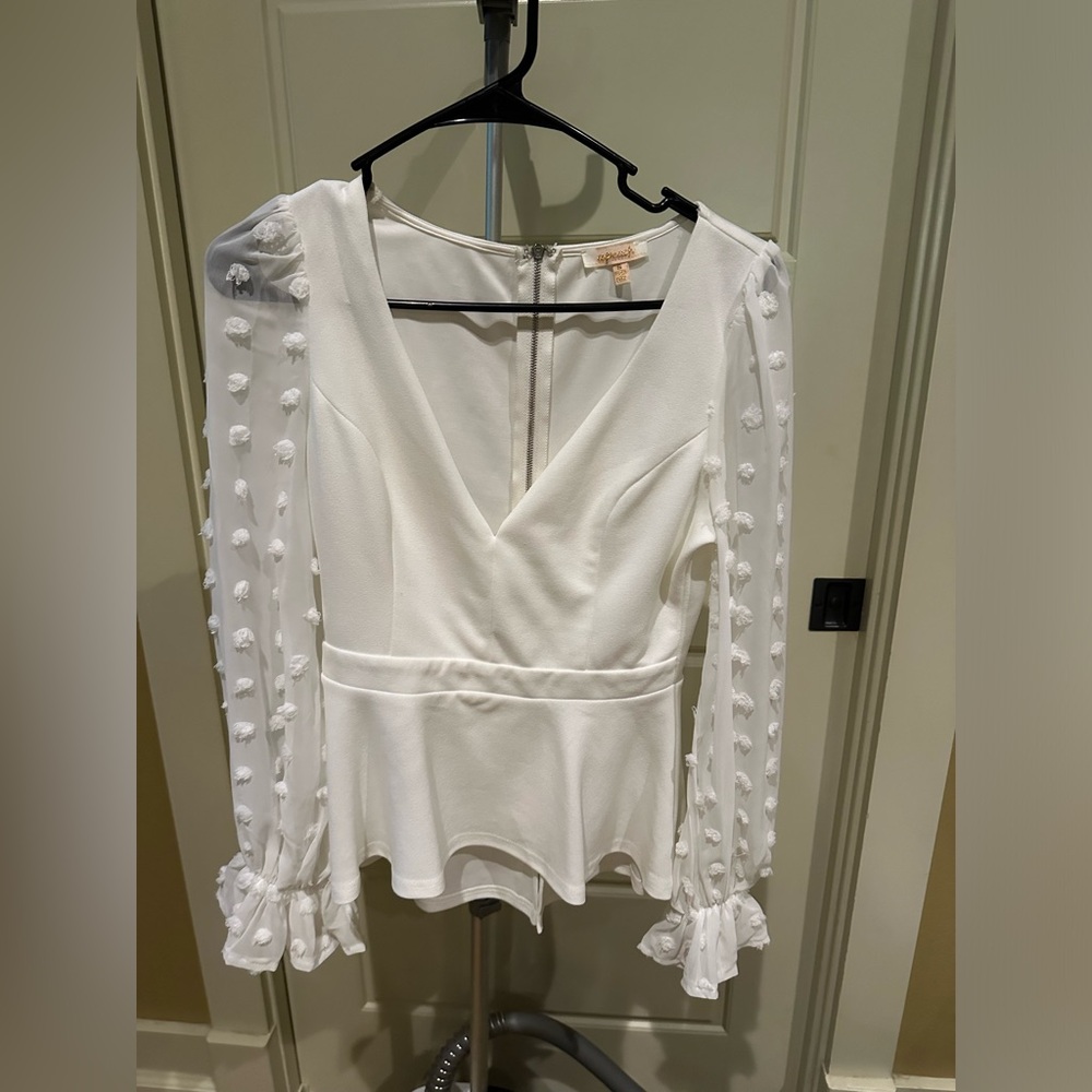 Beautiful new without tags white Blouse. Size Small